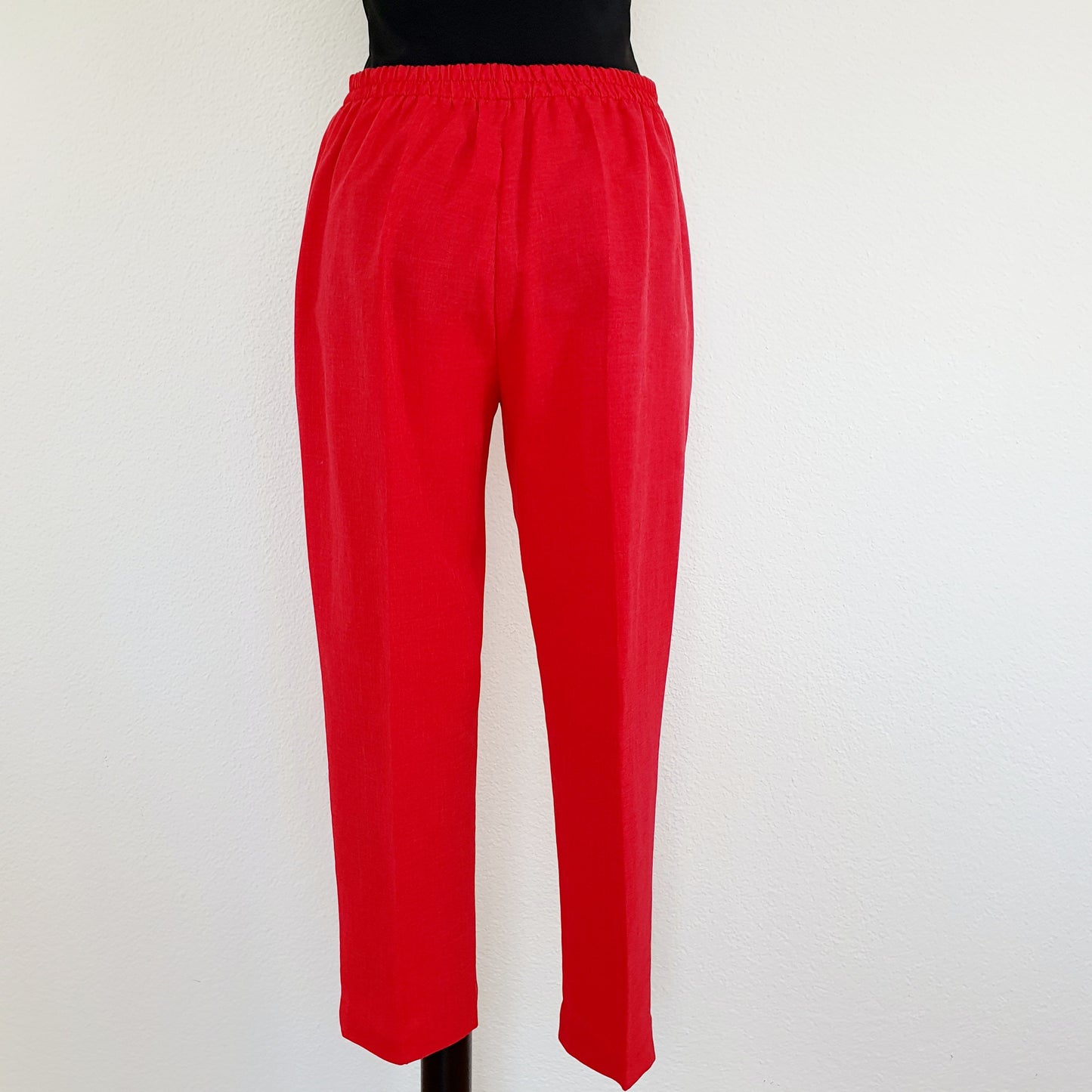 Einzigartige und nachhaltige Vintage Hose in rot. Unique and sustainable vintage trousers in red. Back.