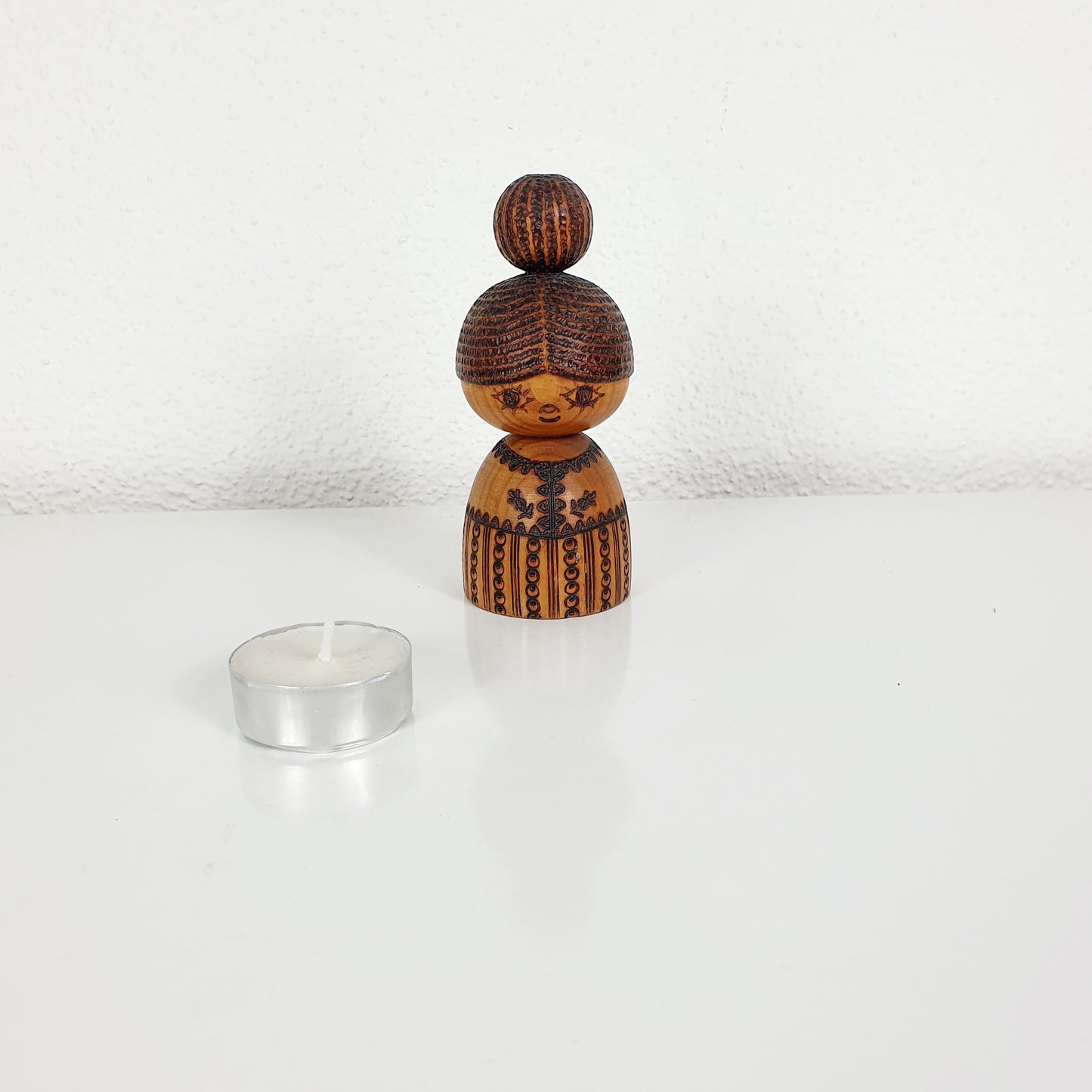 Einzigartige und nachhalige Vintage Mädchen Figur. Unique and sustainable vintage girl figure. Token of scale.