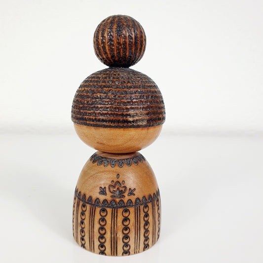 Einzigartige und nachhalige Vintage Mädchen Figur. Unique and sustainable vintage girl figure. Back.