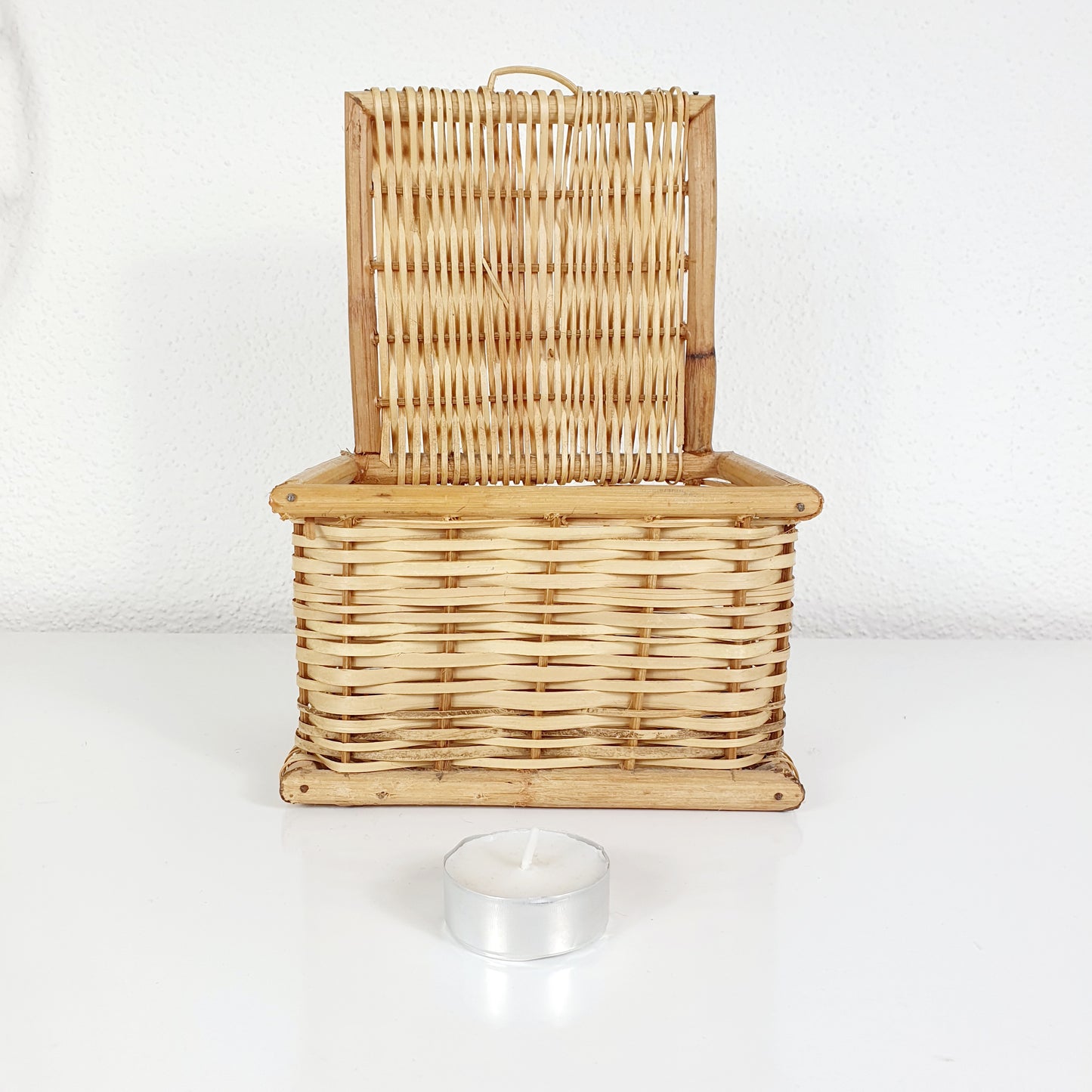 Einzigartiger und nachhaltiger Vintage Hänger. Unique and sustainable vintage hanger. Token of scale.