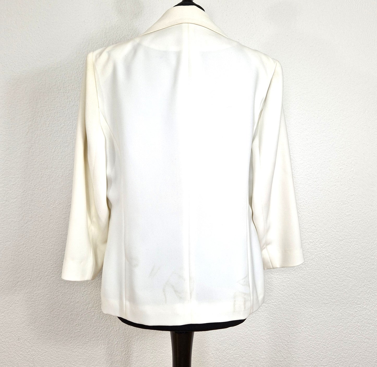 Einzigartiger und nachhaltiger Vintage Blazer in weiss. Unique and sustainable vintage blazer in white. Back.
