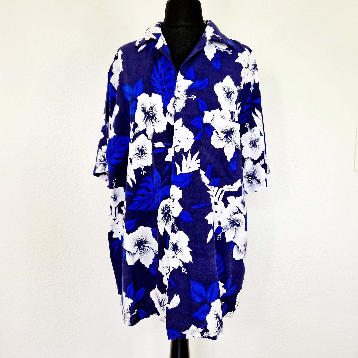 Einzigartiges und nachhaltiges Vintage Hemd in blau-weiss mit Blumen. Unique and sustainable vintage button-down in blue-white with flowers. Front.