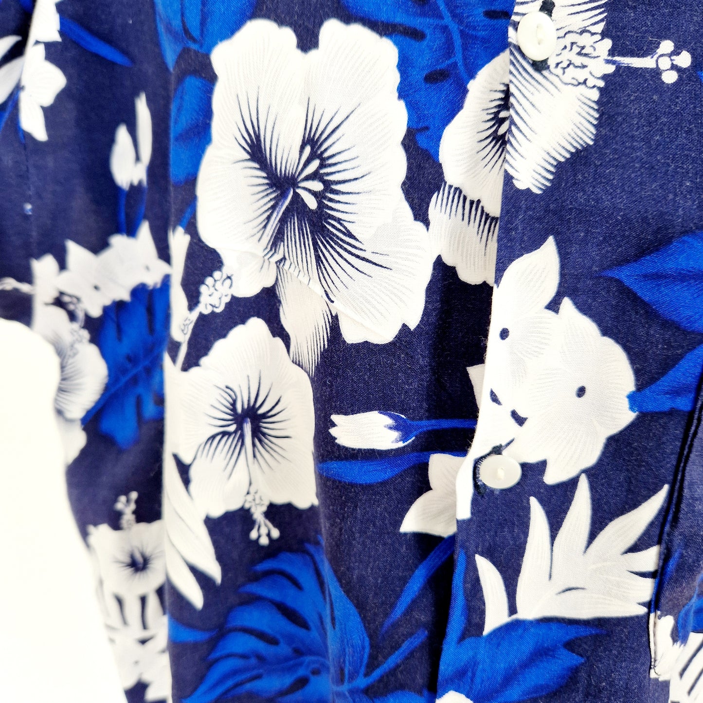 Einzigartiges und nachhaltiges Vintage Hemd in blau-weiss mit Blumen. Unique and sustainable vintage button-down in blue-white with flowers. Close-up.