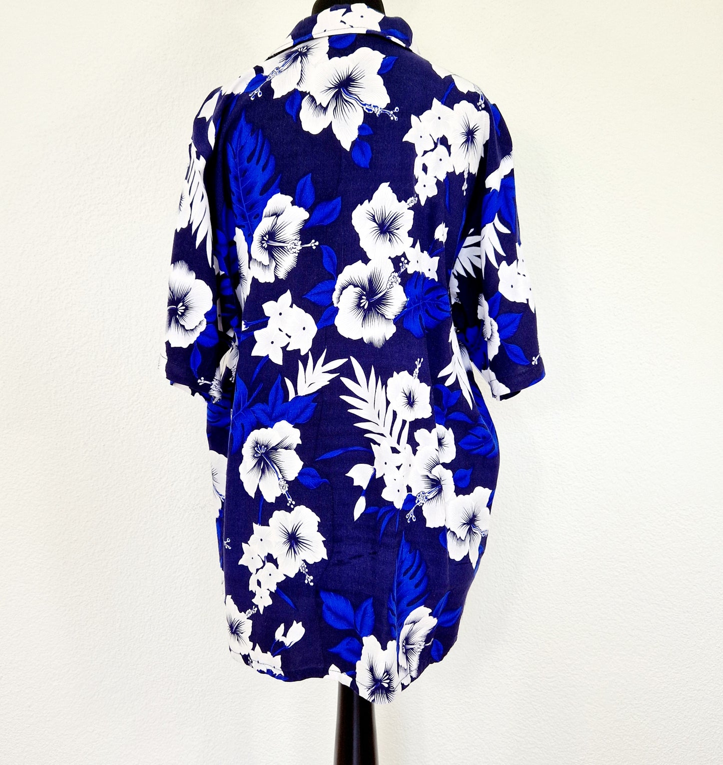 Einzigartiges und nachhaltiges Vintage Hemd in blau-weiss mit Blumen. Unique and sustainable vintage button-down in blue-white with flowers. Back.
