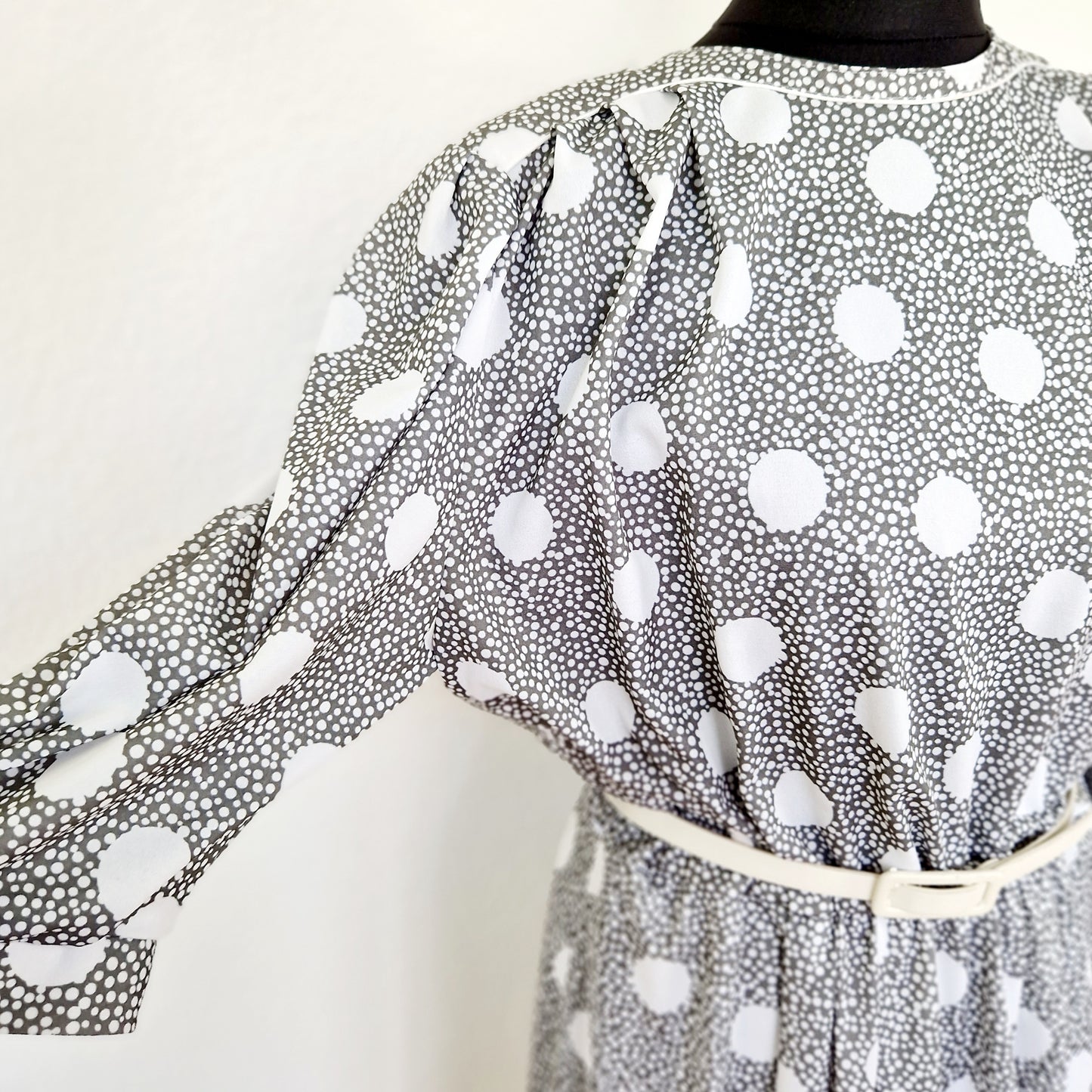 Einzigartiges und nachhaltiges Vintage Kleid in grau-weiss mit Punkten. Unique and sustainable vintage dress in grey-white with polka dots. Close-up.