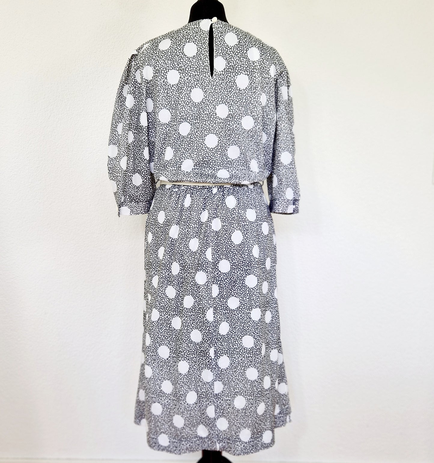 Einzigartiges und nachhaltiges Vintage Kleid in grau-weiss mit Punkten. Unique and sustainable vintage dress in grey-white with polka dots. Back.