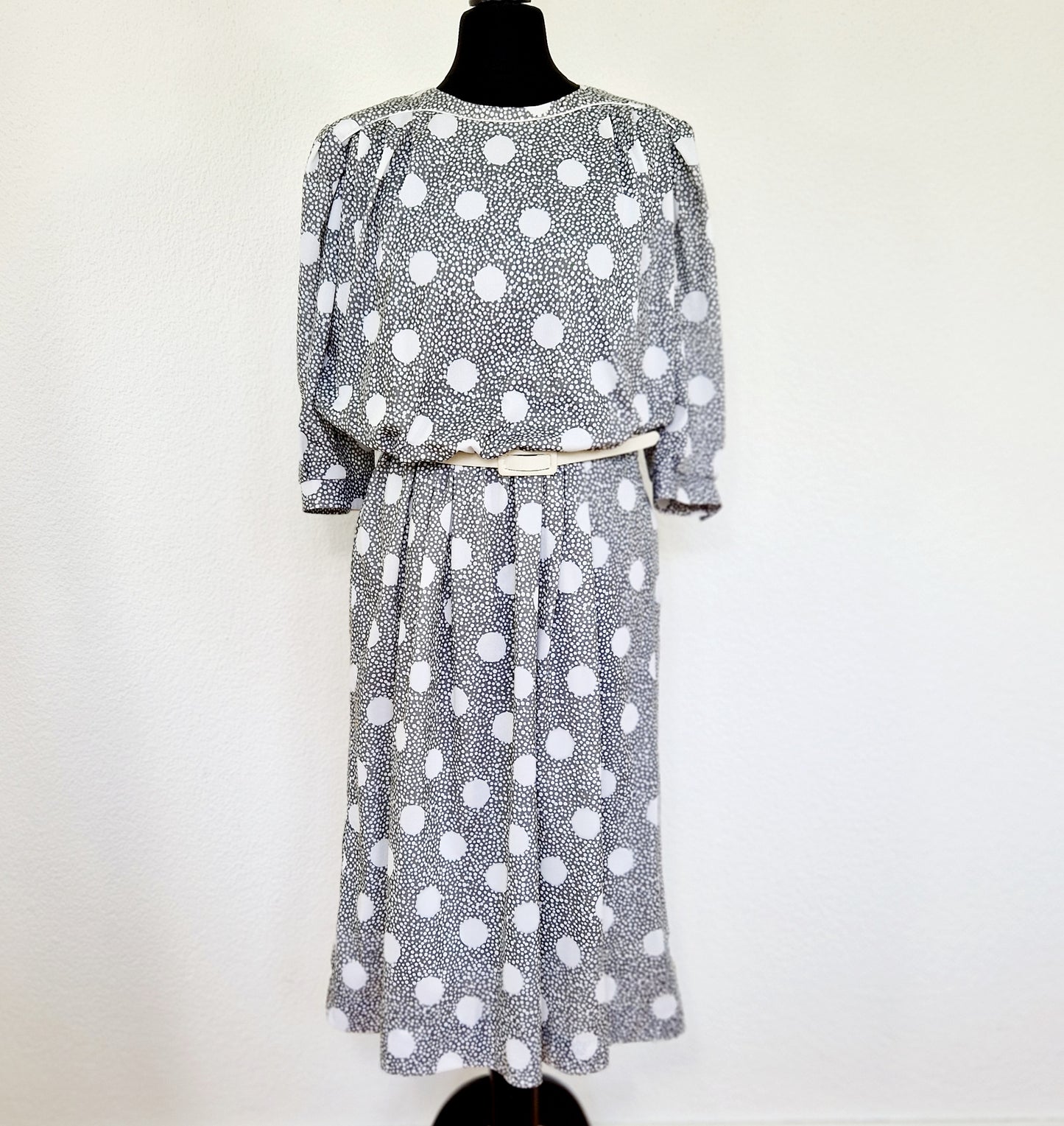 Einzigartiges und nachhaltiges Vintage Kleid in grau-weiss mit Punkten. Unique and sustainable vintage dress in grey-white with polka dots. Front.