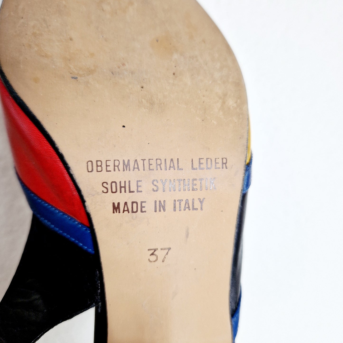 Einzigartige und nachhaltige Vintage Peeptoes in schwarz-blau-rot. Unique and sustainable vintage peeptoes in black-blue-red. Sole.