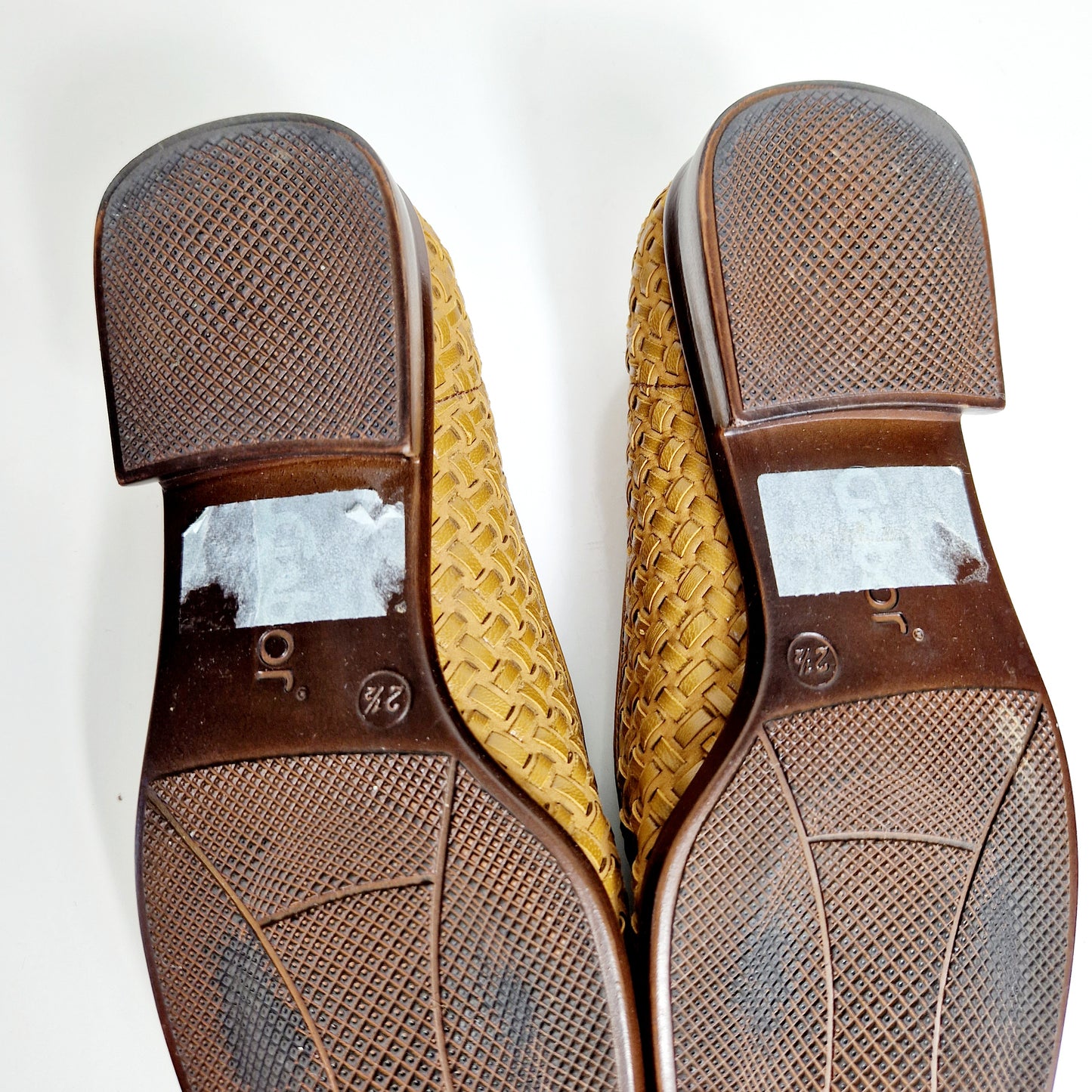 Einzigartige und nachhaltige Vintage Loafer in beige. Unique and sustainable vintage loafers in beige. Below.