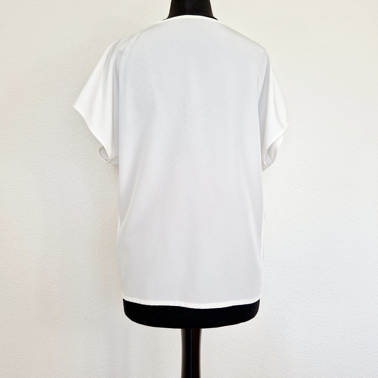 Einzigartige und nachhaltige Vintage Bluse in weiss mit Spitzen. Unique and sustainable vintage blouse in white with lace. Back.