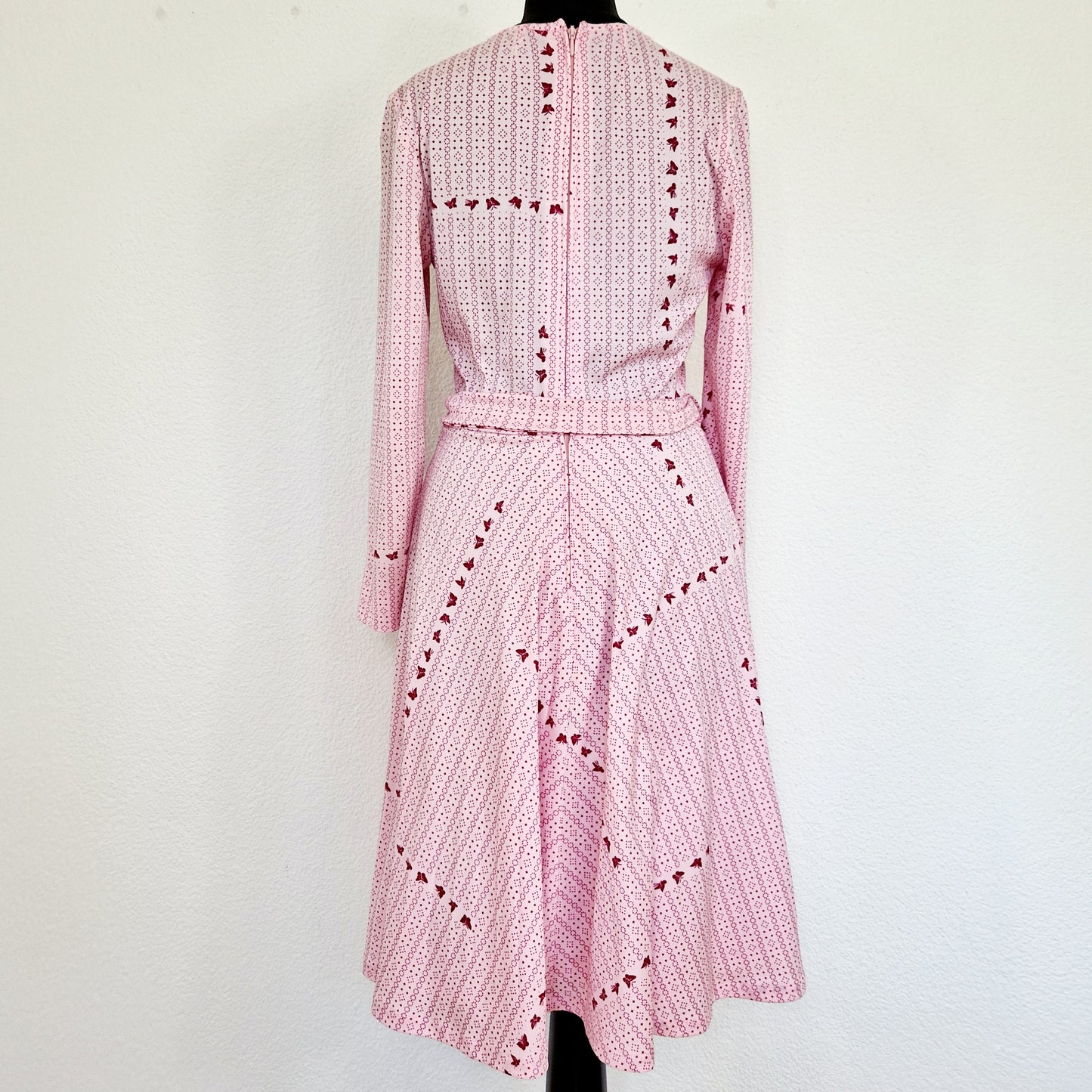 Einzigartiges und nachhaltiges Vintage Kleid in rosa mit Schmetterlingen. Unique and sustainable vintage dress in pink with butterflies. Back.