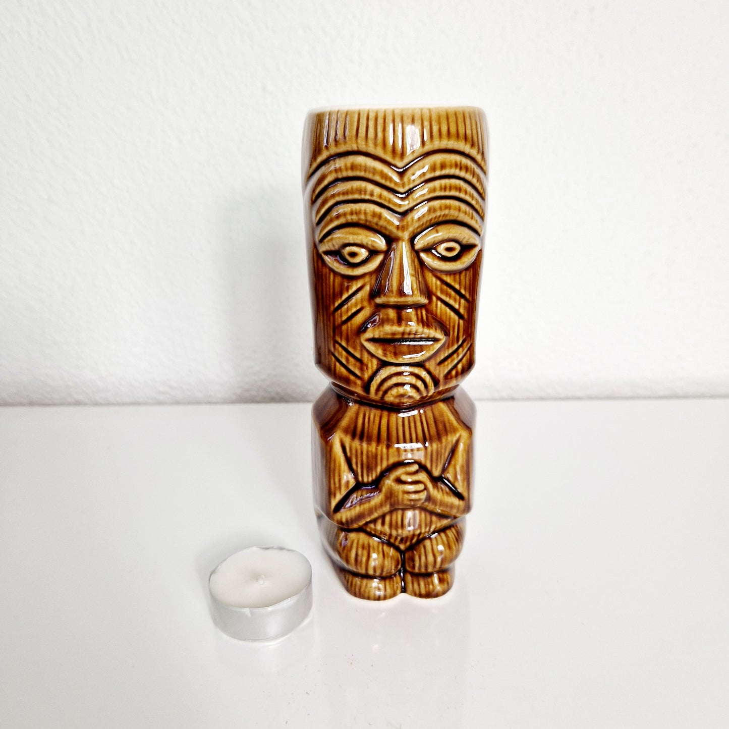 Einzigartiger und nachhaltiger Tikki Becher aus Keramik. Unique and sustainable tikki mug made of pottery. Token of scale.