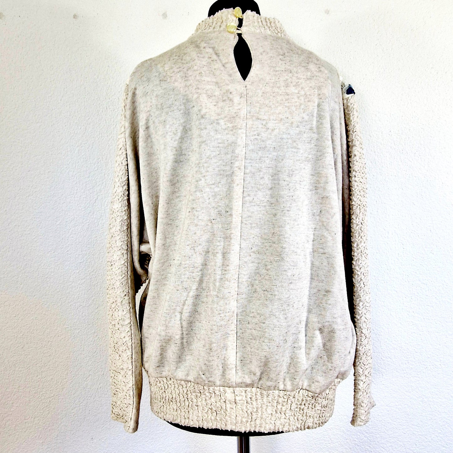 Einzigartiger und nachhaltiger Vintage Pullover in beige-blau mit Blumen. Unique and sustainable vintage pullover in beige-blue with flowers. Back.