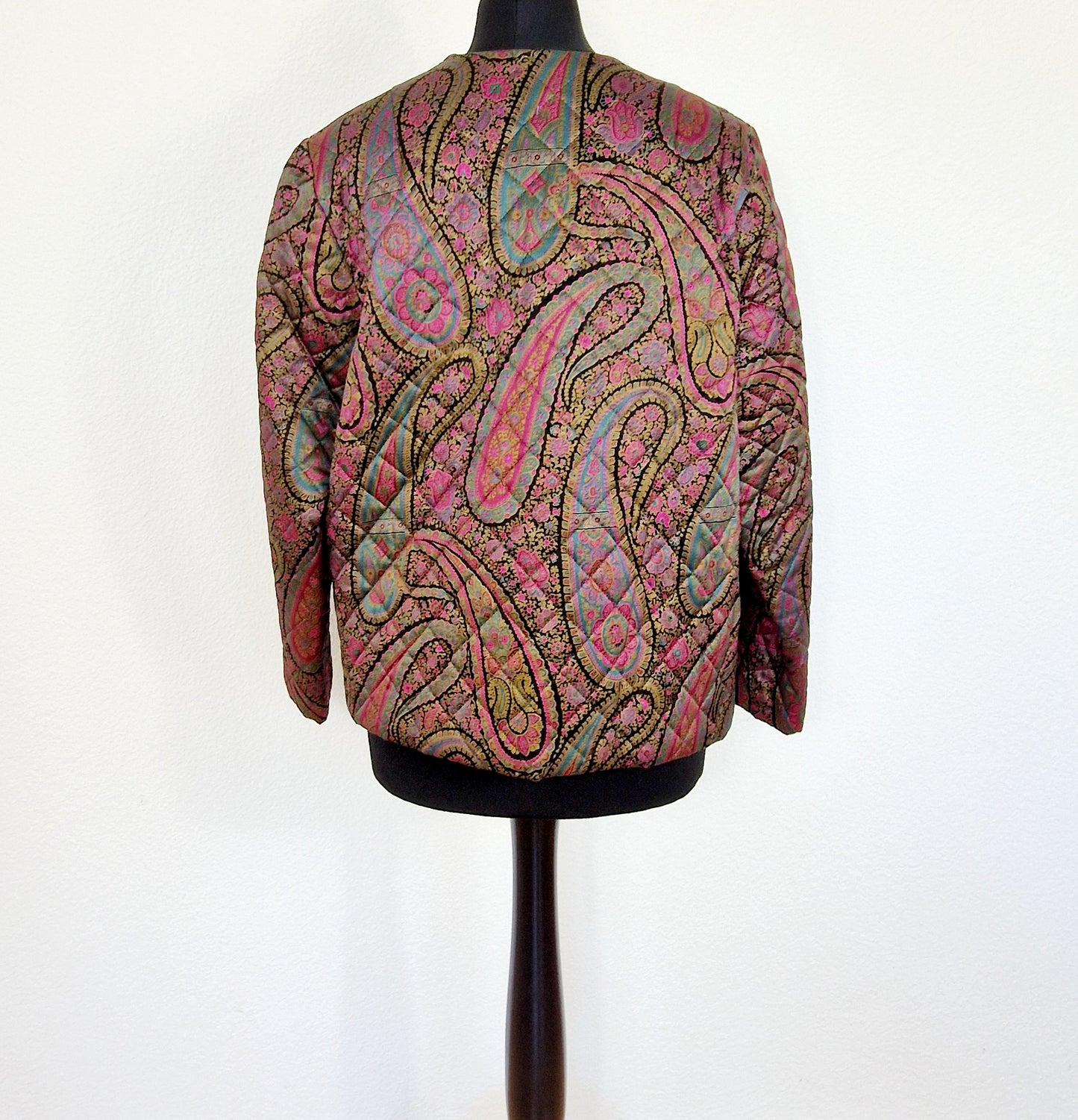 Einzigartiger und nachhaltiger Vintage Blazer mit Blumen. Unique and sustainable vintage blazer with flowers. Back.