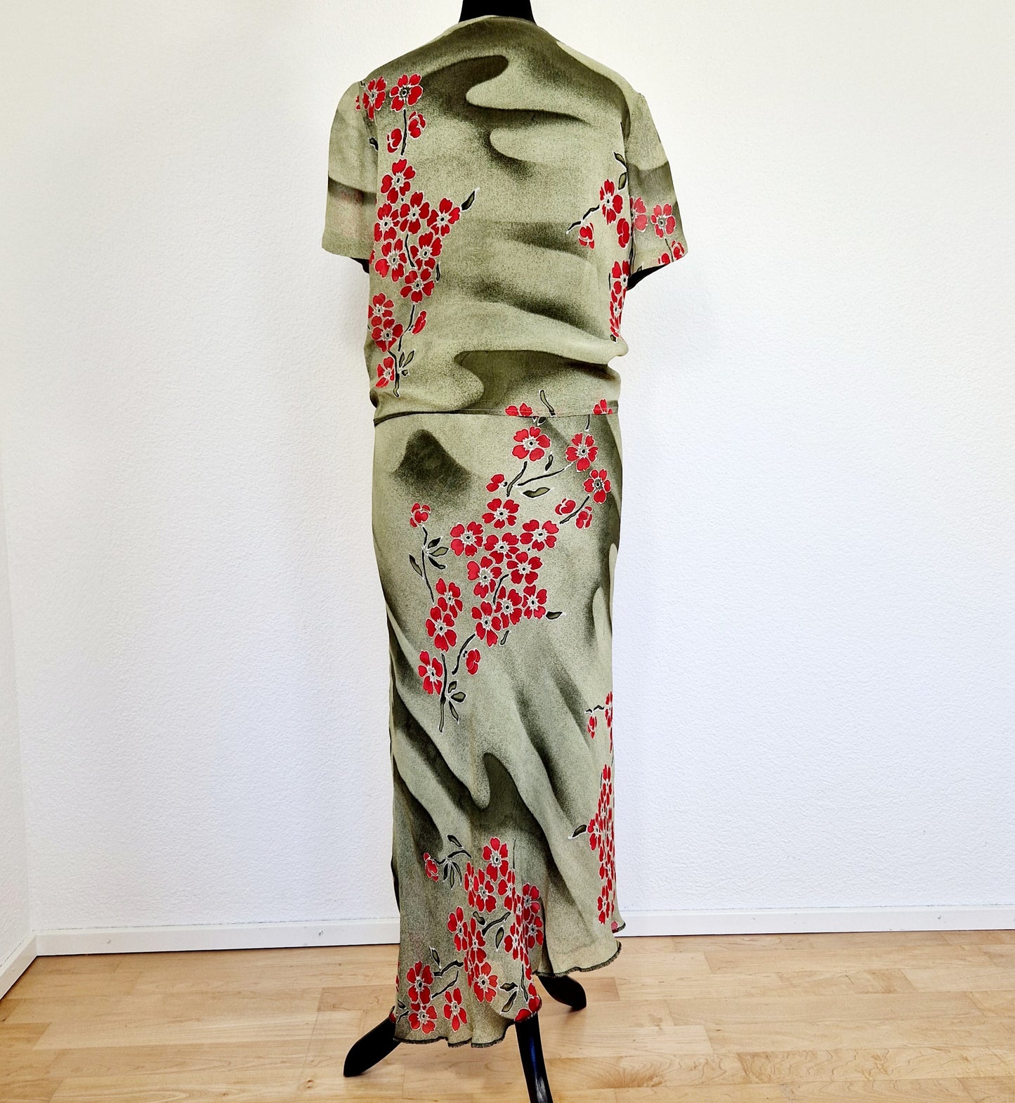 Einzigartiges und nachhaltiges Vintage Set, Rock und T-Shirt, in khaki mit Blumen. Unique and sustainable vintage set, skirt and t-shirt, in khaki with flowers. Back.