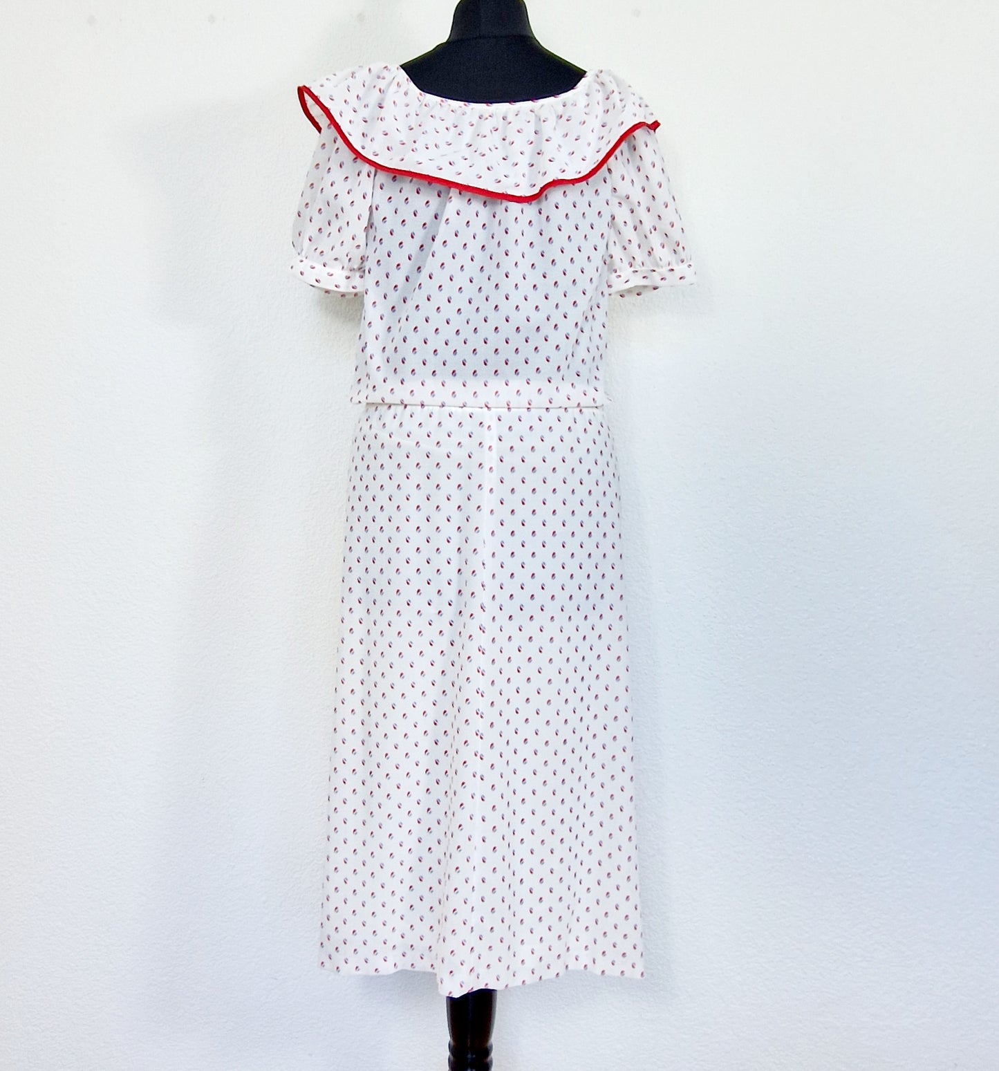 Einzigartiges und nachhaltiges Vintage Kleid in weiss mit Punkten. Unique and sustainable vintage dress in white with dots. Back.