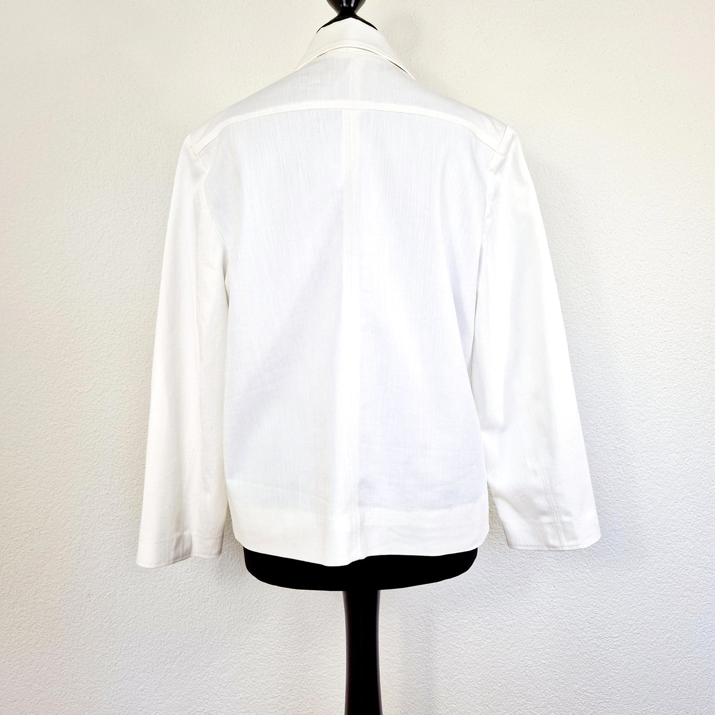 Einzigartiger und nachhaltiger Vintage Blazer in weiss. Unique and sustainable vintage blazer in white. Back.