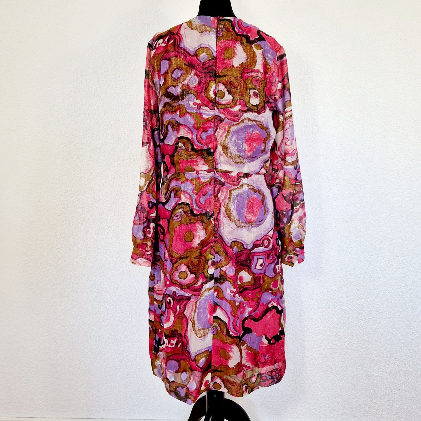 Einzigartiges und nachhaltiges Vintage Kleid in pink-violett. Unique and sustainable vintage dress in pink-purple. Back.