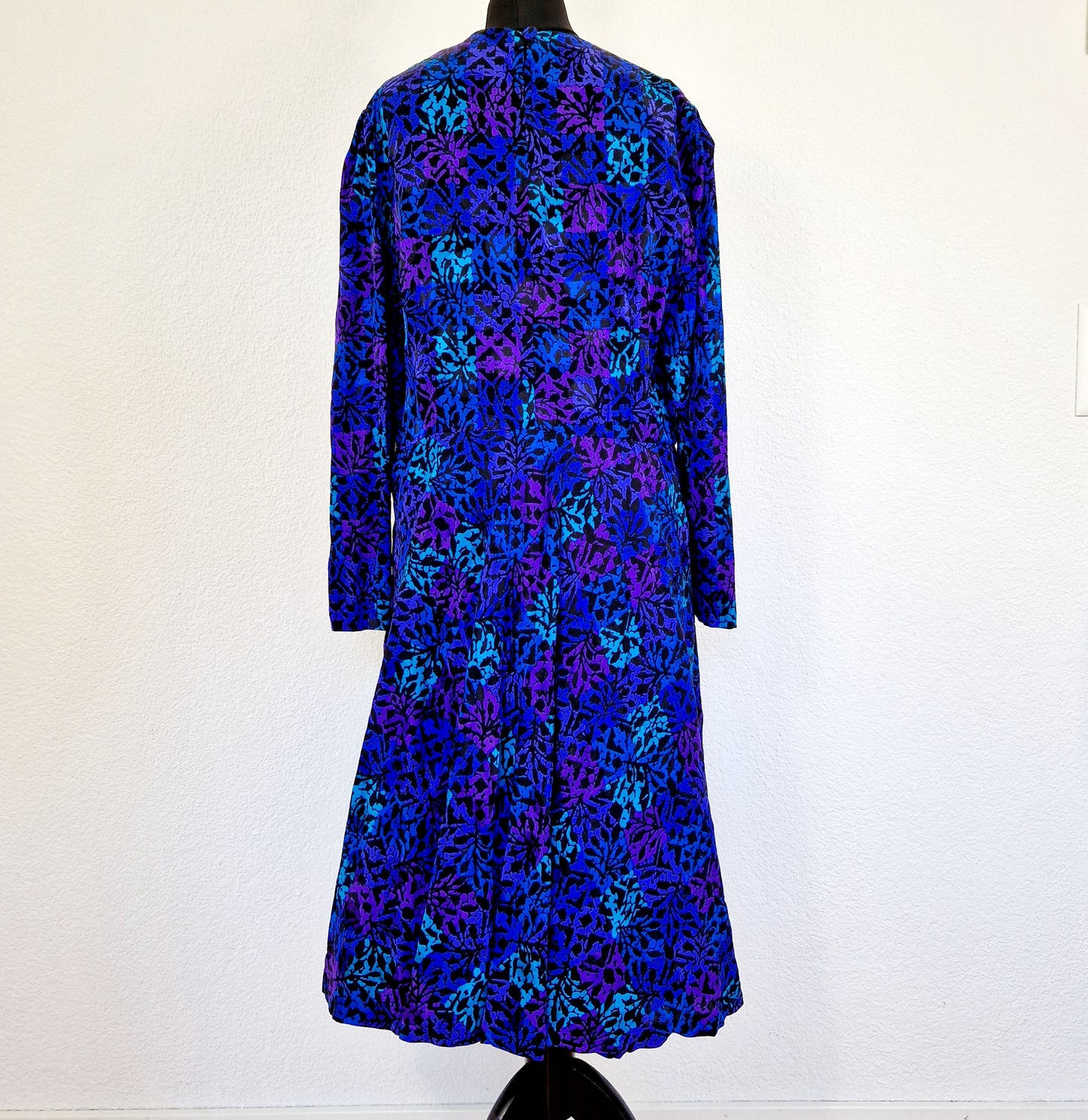 Einzigartiges und nachhaltiges Vintage Kleid in blau-violett-türkis mit Kragen. Unique and sustainable vintage dress in blue-purple-turquoise with collar. Back.
