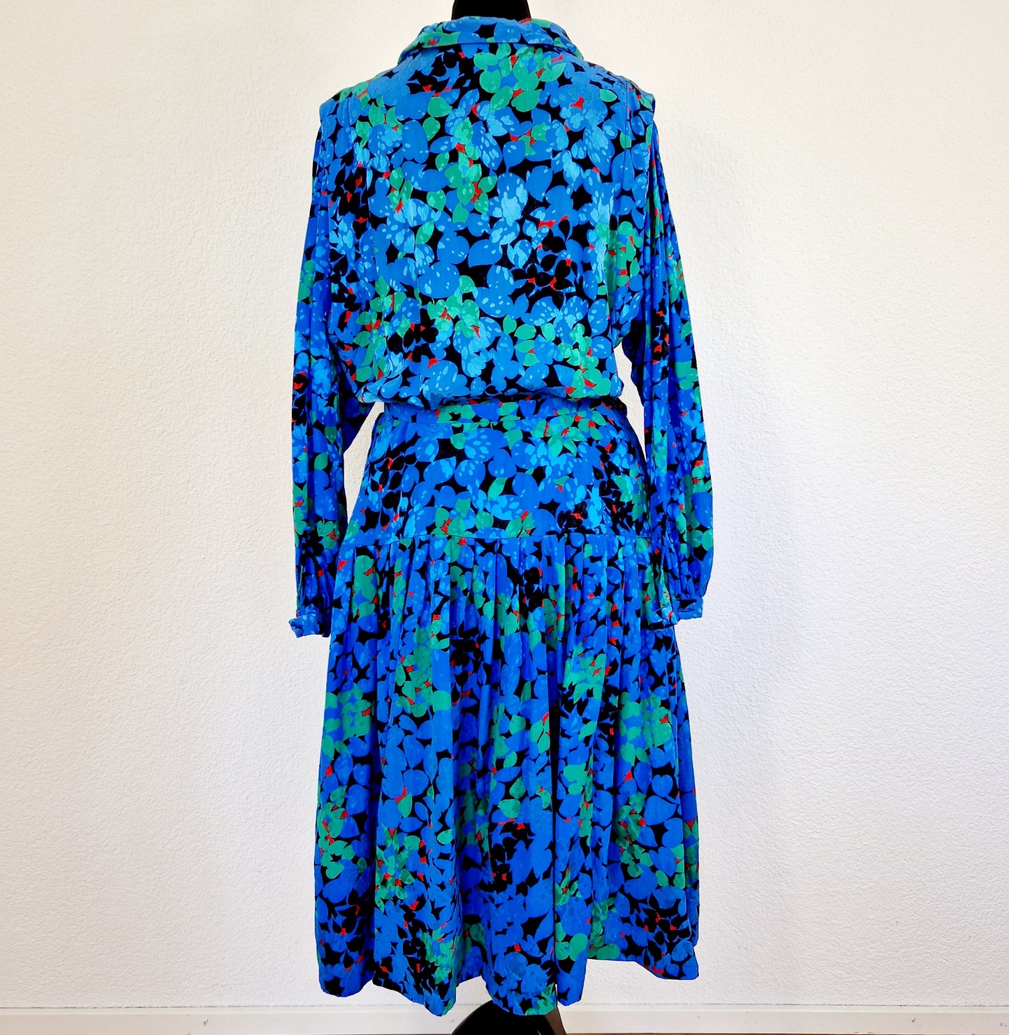 Einzigartiges und nachhaltiges Vintage Kleid in blau-grün-rot mit Blättern. Unique and sustainable vintage dress in blue-green-red with leaves. Back..