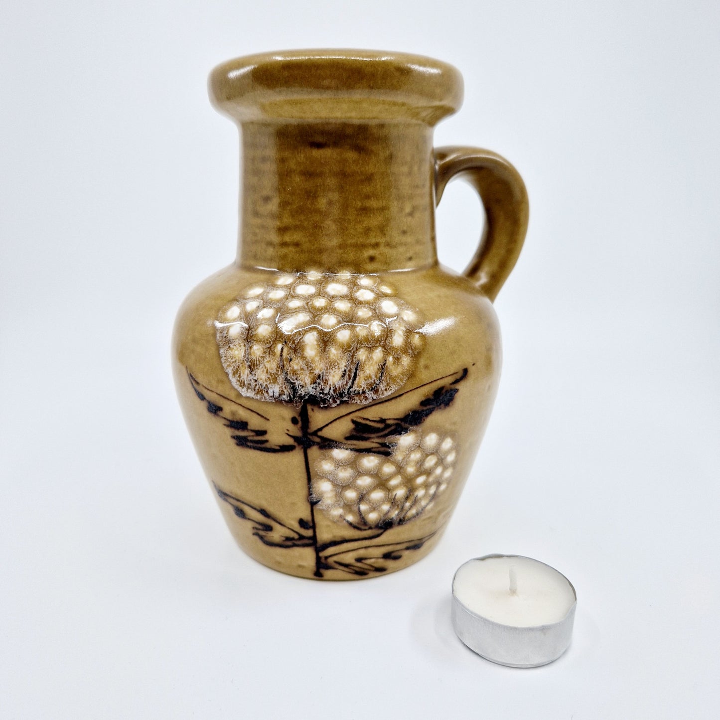 Einzigartige und nachhaltige Vintage Vase mit Löwenzahn. Unique and sustainable vintage vase with dandelion. Token of scale.