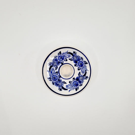 Einzigartiger und nachhaltiger Vintage Kerzenständer in blau-weiss. Unique and sustainable vintage candle holder in blue and white. Above.