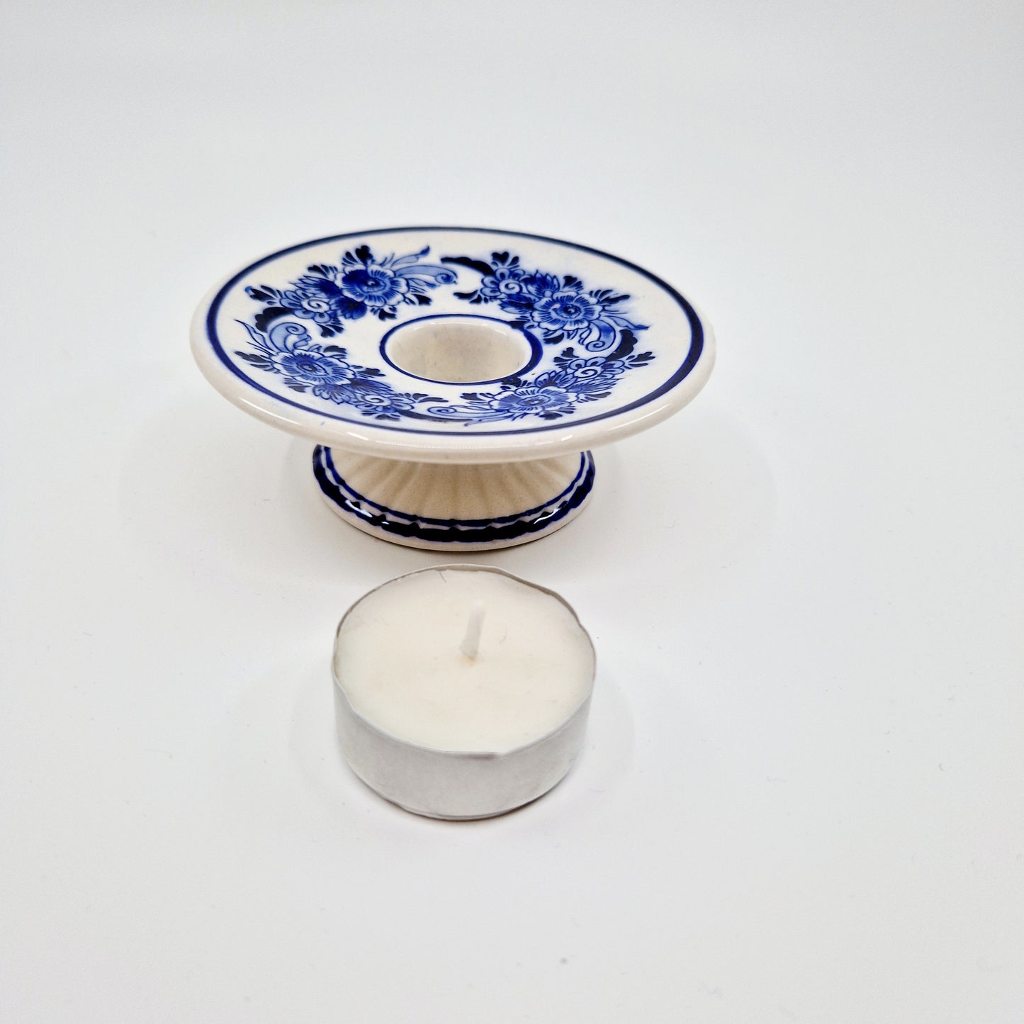 Einzigartiger und nachhaltiger Vintage Kerzenständer in blau-weiss. Unique and sustainable vintage candle holder in blue and white. Token of scale.