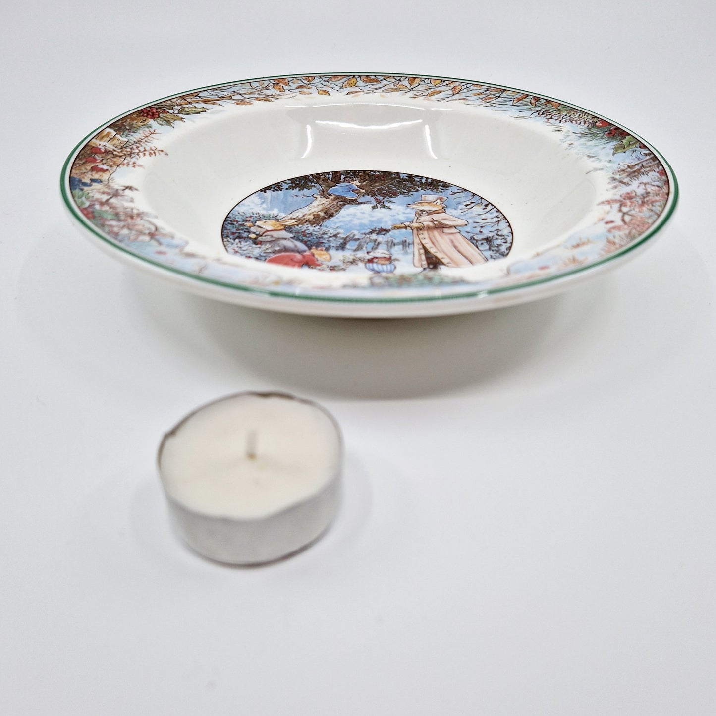 Einzigartiger und nachhaltiger Vintage Teller von Foxwood Tales, Winter. Unique and sustainable vintage plate from foxwood tales, winter. Token of scale.