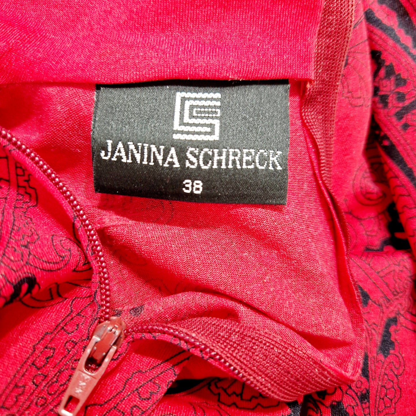 Einzigartiges und nachhaltiges Vintage Kleid in rot mit Rollkragen. Unique and sustainable vintage dress in red with a turtleneck. Tag.