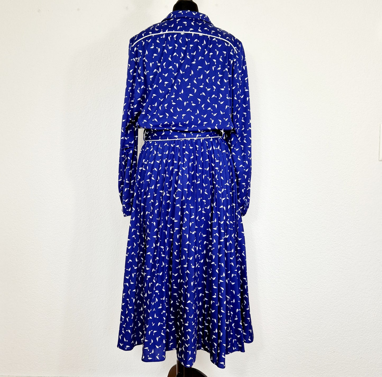 Einzigartiges und nachhaltiges Vintage Kleid in blau-weiss. Unique and sustainable vintage dress in blue-white. Back.