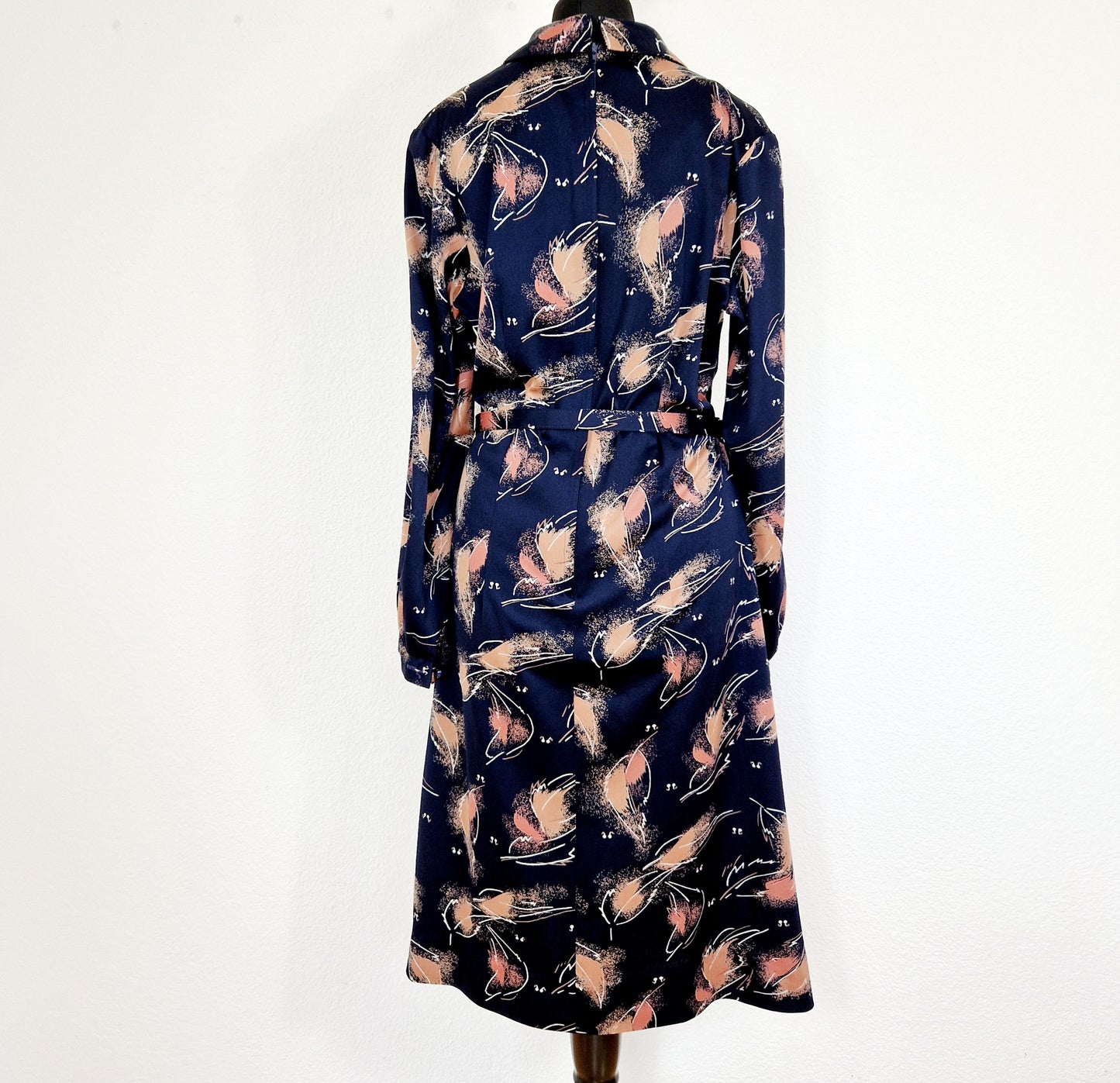 Einzigartiges und nachhaltiges Vintage Kleid in schwarz-beige mit Blättern. Unique and sustainable vintage dress in black-beige with leaves. Back.