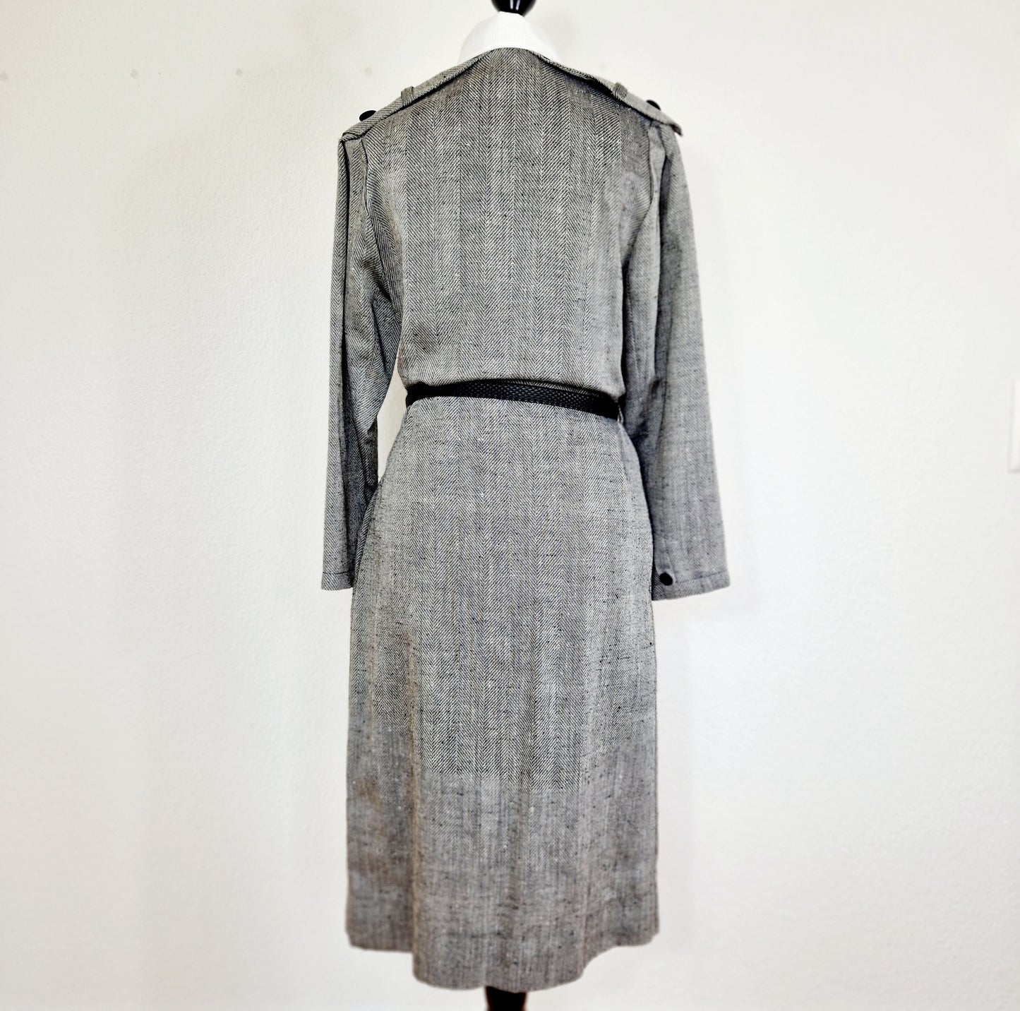 Einzigartiges und nachhaltiges Vintage Kleid in grau mit Gürtel. Unique and sustainable vintage dress in grey with belt. Back.