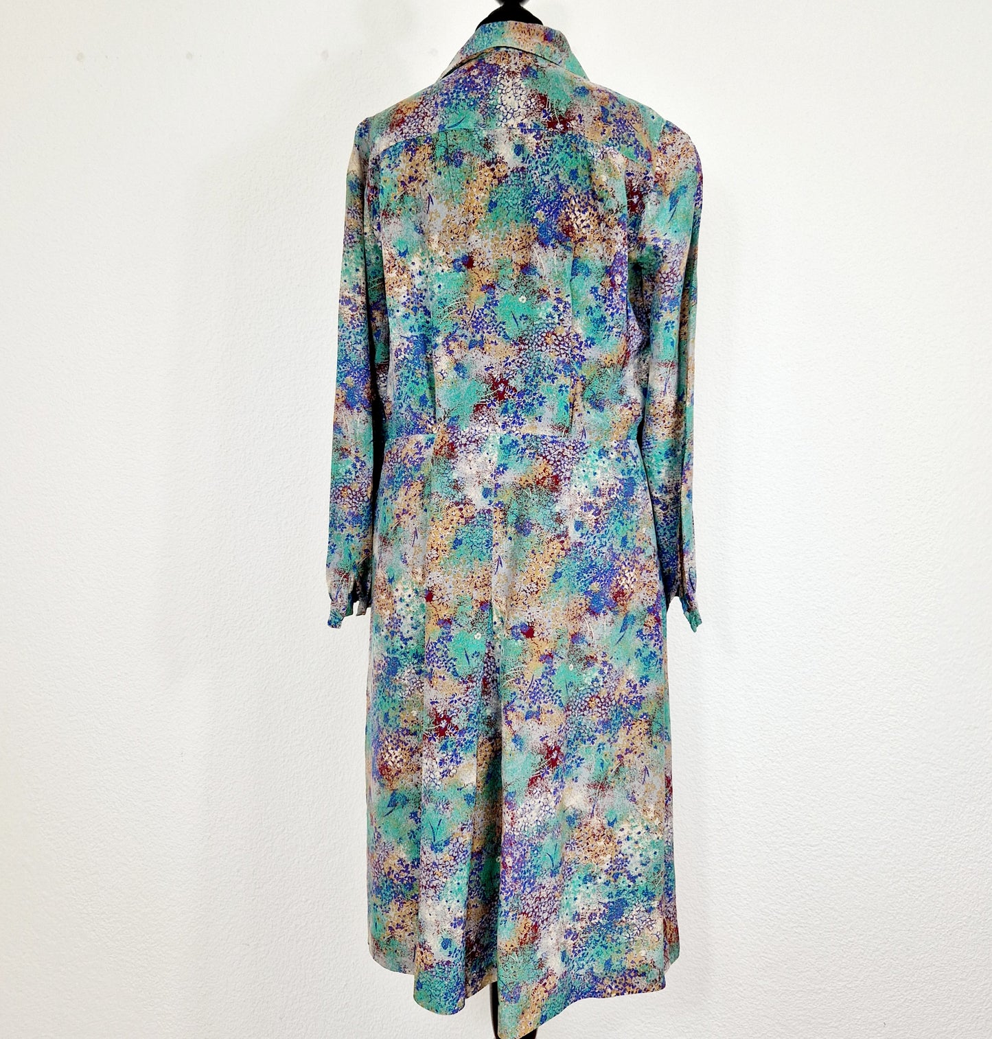 Einzigartiges und nachhaltiges Vintage Kleid in grün-blau-beige mit Blumen/Blättern. Unique and sustainable vintage dress in green-blue-beige with flowers/leaves. Back.