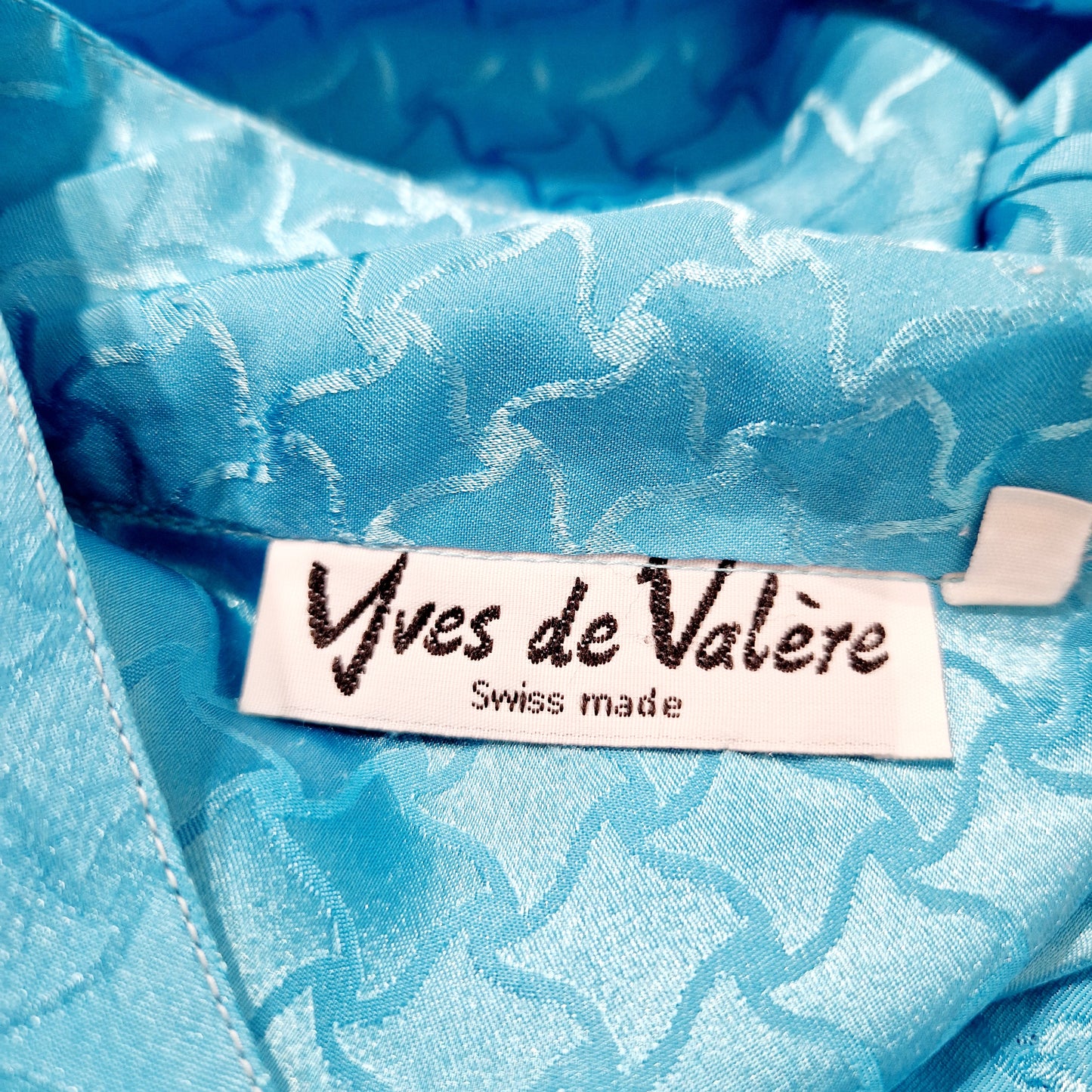 Einzigartige und nachhaltige Vintage Bluse in türkis. Unique and sustainable vintage blouse in turquoise. Tag.