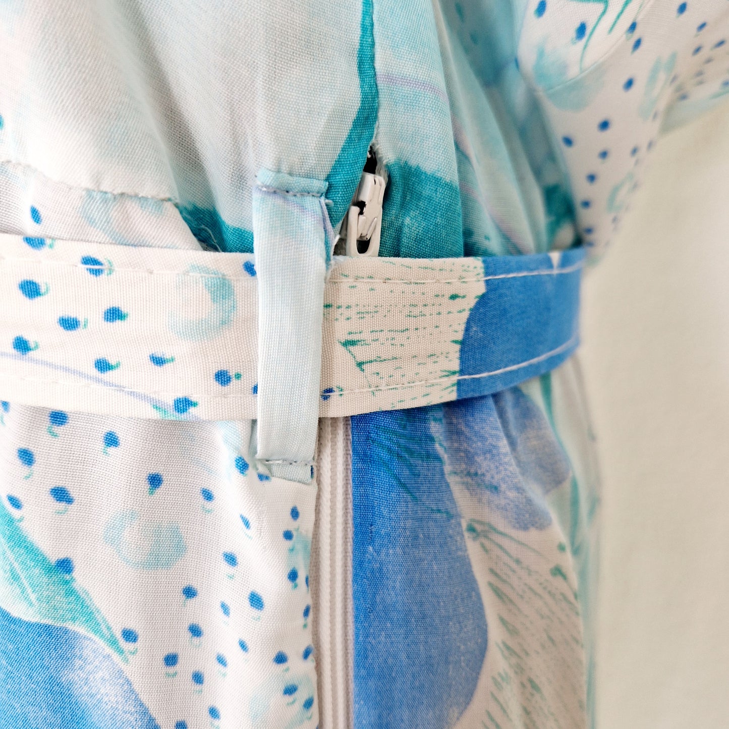 Einzigartiges und nachhaltiges Vintage Kleid in weiss mit türkisen Blumen. Unique and sustainable vintage dress in white with flowers in turquoise. Zipper.