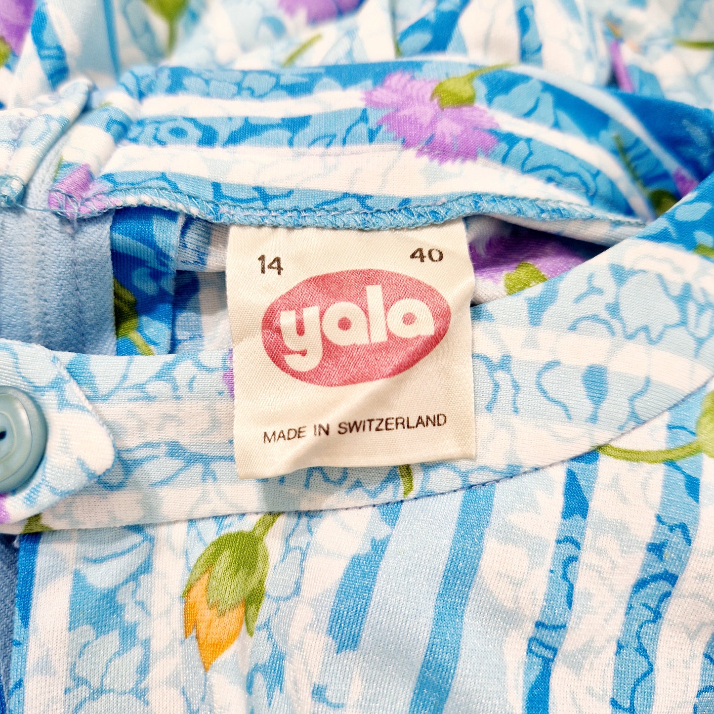 Einzigartiges und nachhaltiges Vintage Kleid in blau mit Streifen. Unique and sustainable vintage dress in blue with stripes. Tag.