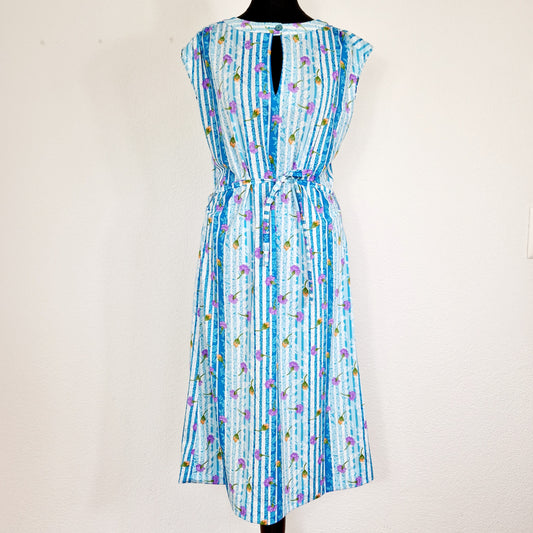 Einzigartiges und nachhaltiges Vintage Kleid in blau mit Streifen. Unique and sustainable vintage dress in blue with stripes. Front.