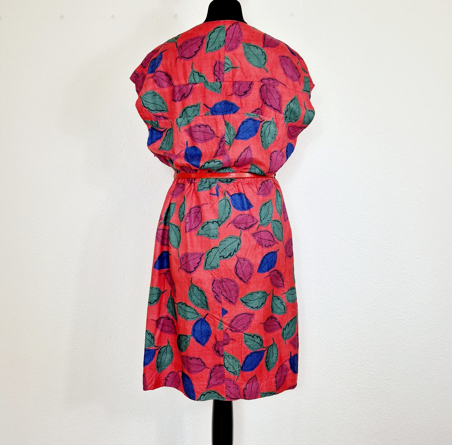 Einzigartiges und nachhaltiges Vintage Kleid in rot mit Blättern. Unique and sustainable vintage dress in red with leaves. Back.