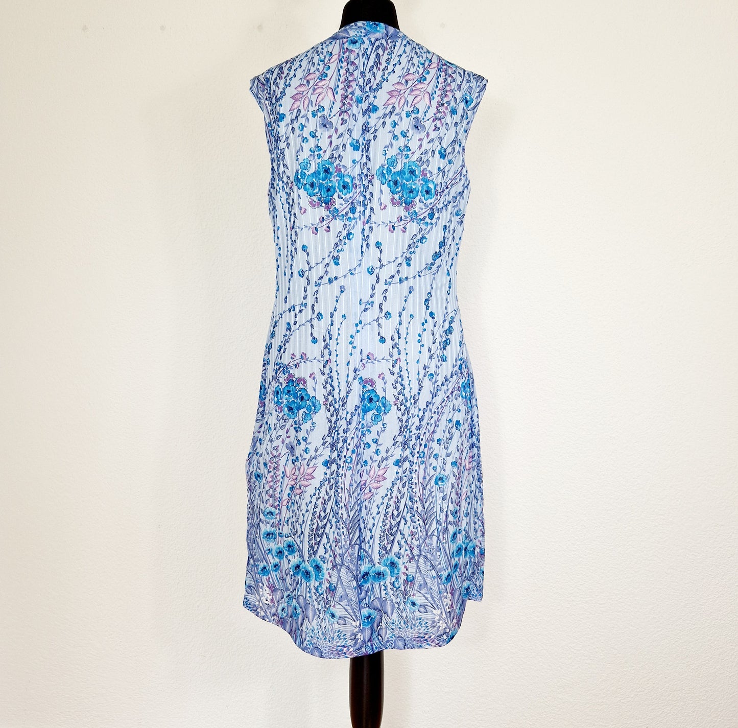 Einzigartiges und nachhaltiges Vintage Kleid in blau mit Blumen. Unique and sustainable vintage dress in blue with flowers. Back.