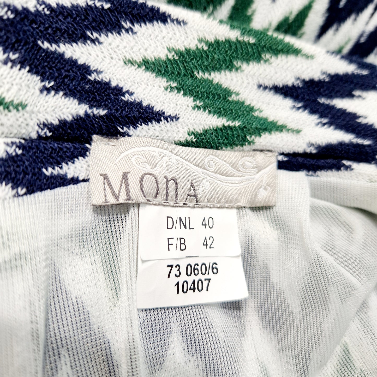 Einzigartiger und nachhaltiger Vintage Rock in weiss-blau-grün mit Zickzack. Unique and sustainable vintage skirt in white-blue-green with zigzag. Tag.