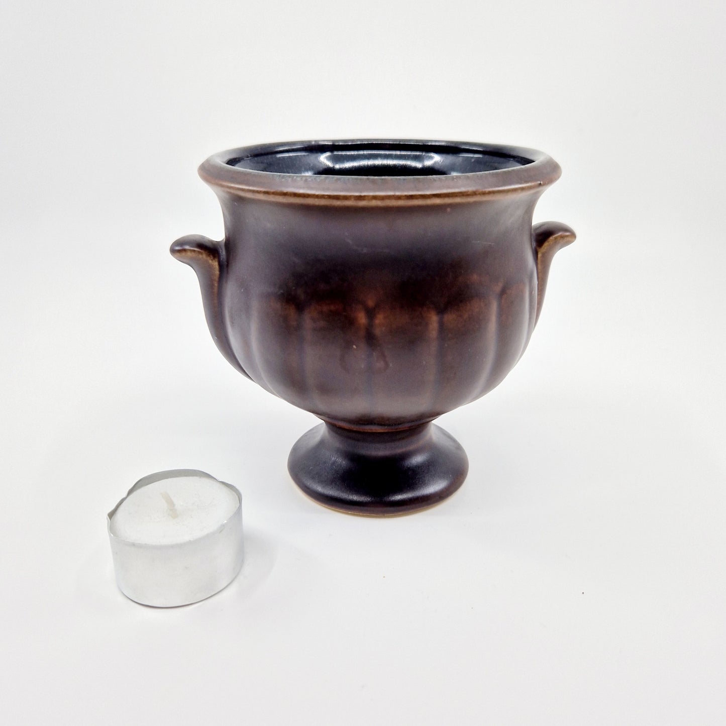 Einzigartiger und nachhaltiger Vintage Blumentopf in Korb. Unique and sustainable vintage flower pot in wicker. Token of scale.