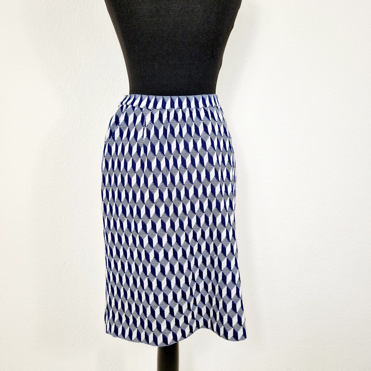 Einzigartiger und nachhaltiger Vintage Rock in blau-weiss mit Rauten. Unique and sustainable vintage skirt in blue-white with rhombs. Back.