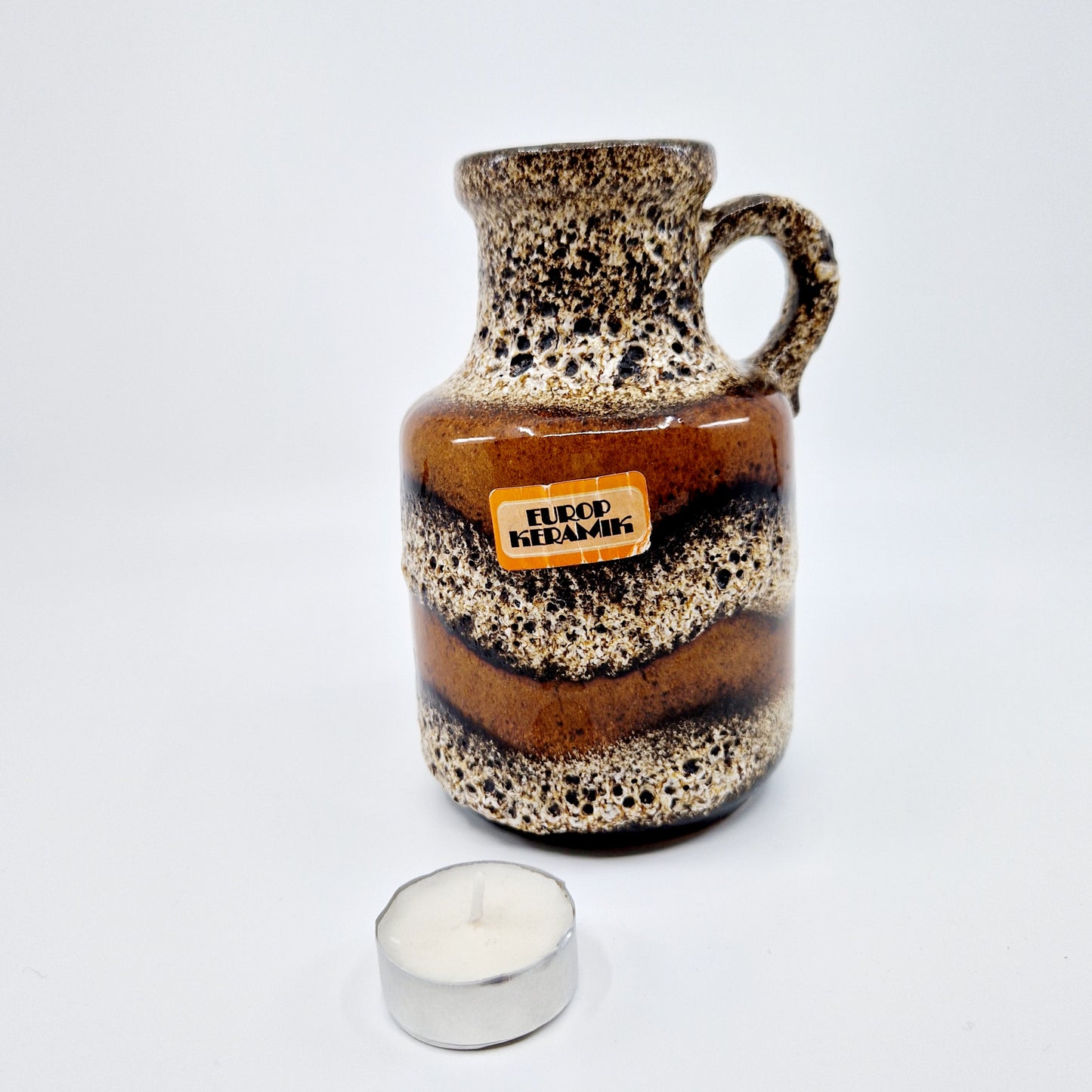 Einzigartige und nachhaltige Vintage Vase in braun von Scheurich. Unique and sustainable vintage vase in brown from Scheurich. Token of scale.