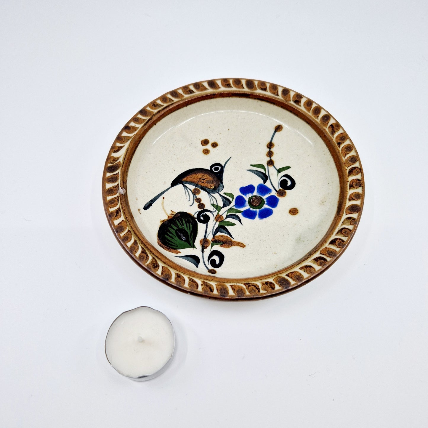 Einzigartiger und nachhaltiger Vintage Teller mit einem Vogel. Unique and sustainable vintage plate with a bird. Token of scale.