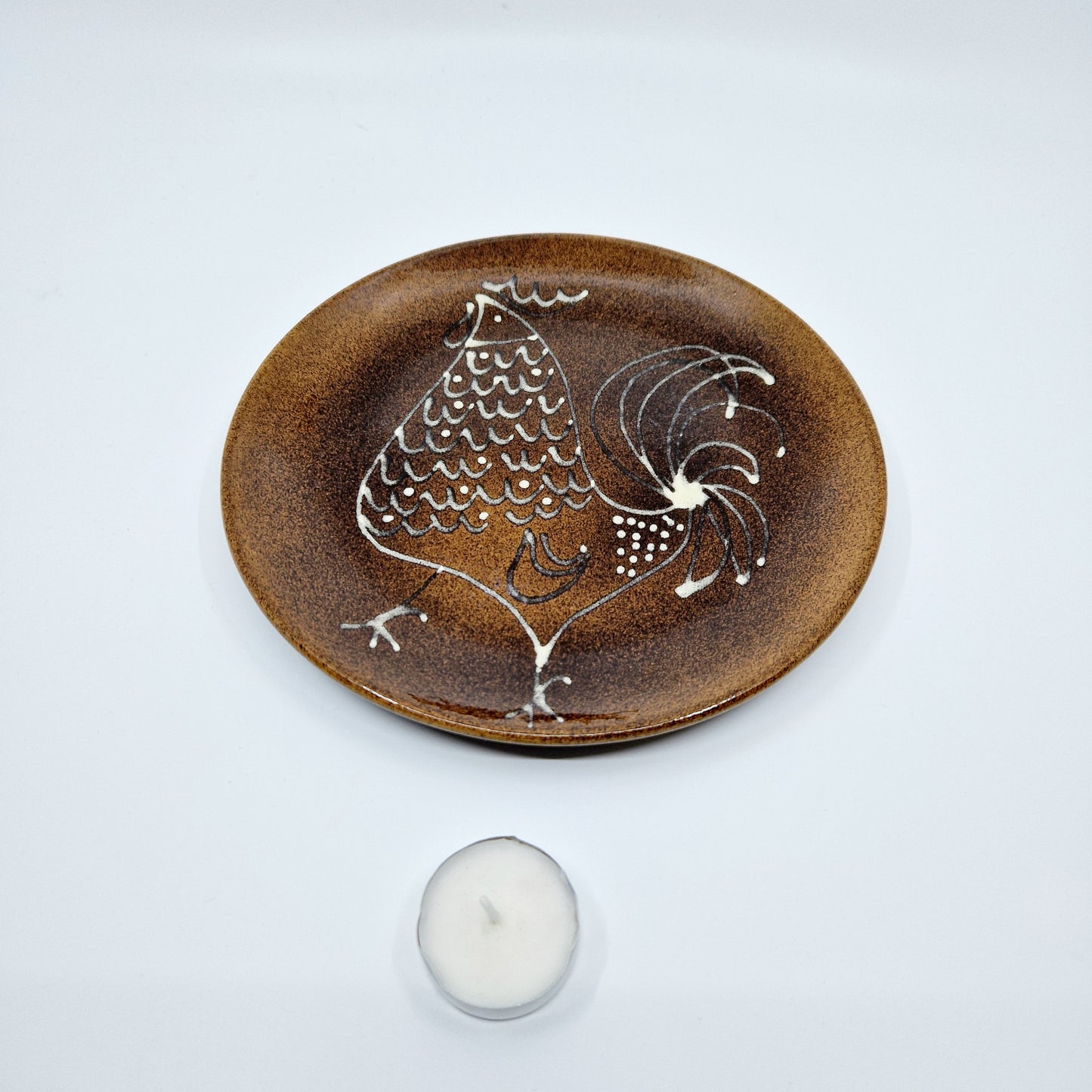 Einzigartiger und nachhaltiger Vintage Teller mit Hahn. Unique and sustainable vintage plate with rooster. Token of scale.