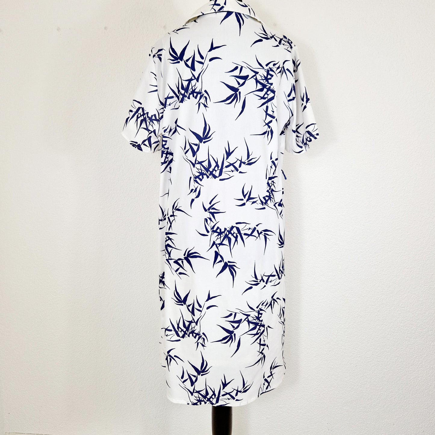 Einzigartiges und nachhaltiges Vintage Kleid in weiss mit blauen Blättern. Unique and sustainable vintage dress in white with blue leaves. Back.