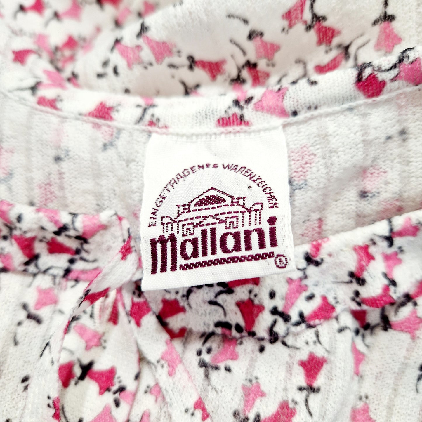 Einzigartiges und nachhaltiges Vintage Set, Rock und T-Shirt, in weiss-pink mit Blumen. Unique and sustainable vintage set, skirt and t-shirt, in white-pink with flowers. Tag.