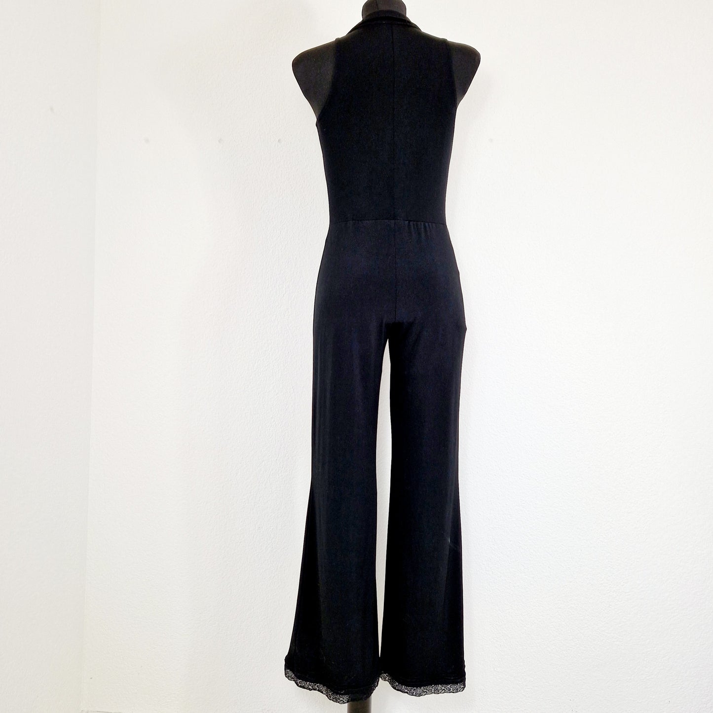Einzigartiger und nachhaltiger Vintage Jumpsuit in schwarz mit Spitze. Unique and sustainable vintage jumpsuit in black with lace. Back.