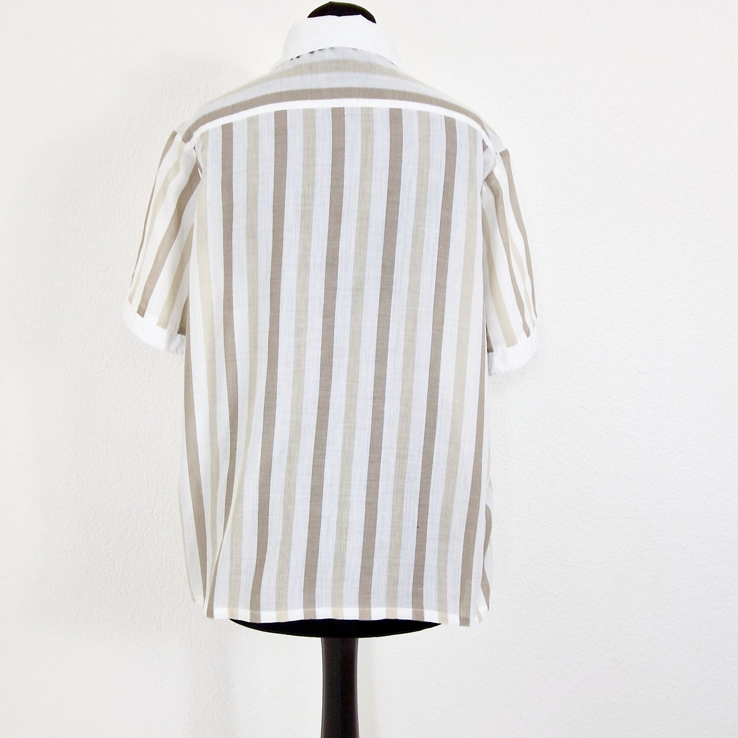 Einzigartige und nachhaltige Vintage Bluse weiss-beige gestreift. Unique and sustainable vintage blouse in white-beige with stripes. Back.