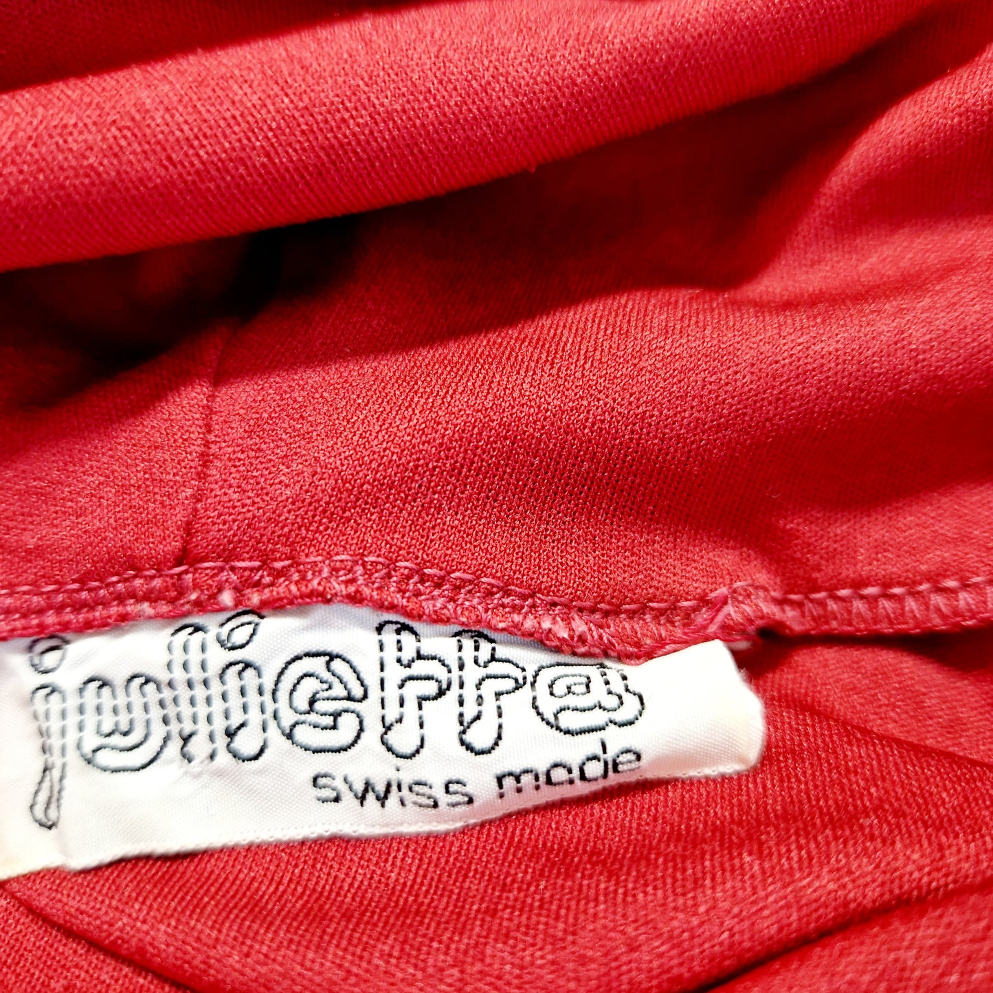 Einzigartiges und nachhaltiges Vintage Shirt in rot mit Rollkragen. Unique and sustainable vintage shirt in red with a turtleneck. Tag.